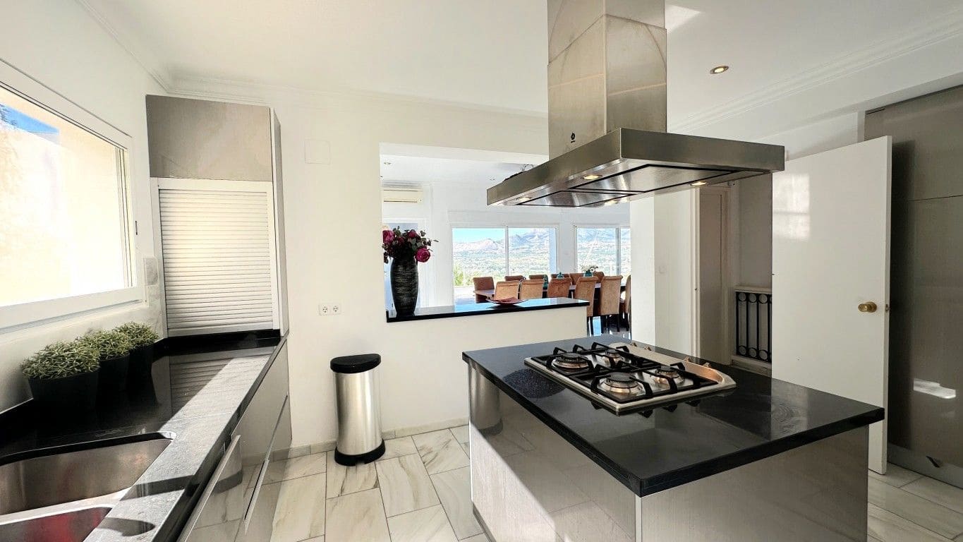 6 bedroom Villa for sale in Albir with pool - € 2,950,000 (Ref: 9803927)