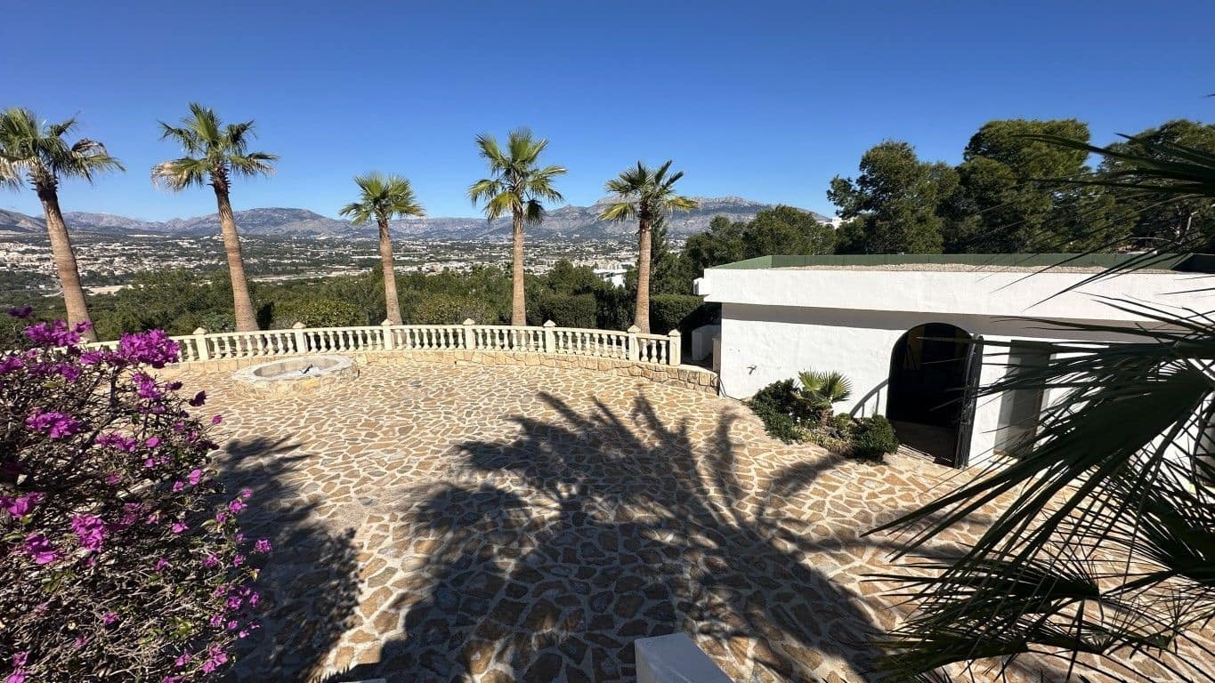 6 bedroom Villa for sale in Albir with pool - € 2,950,000 (Ref: 9803927)