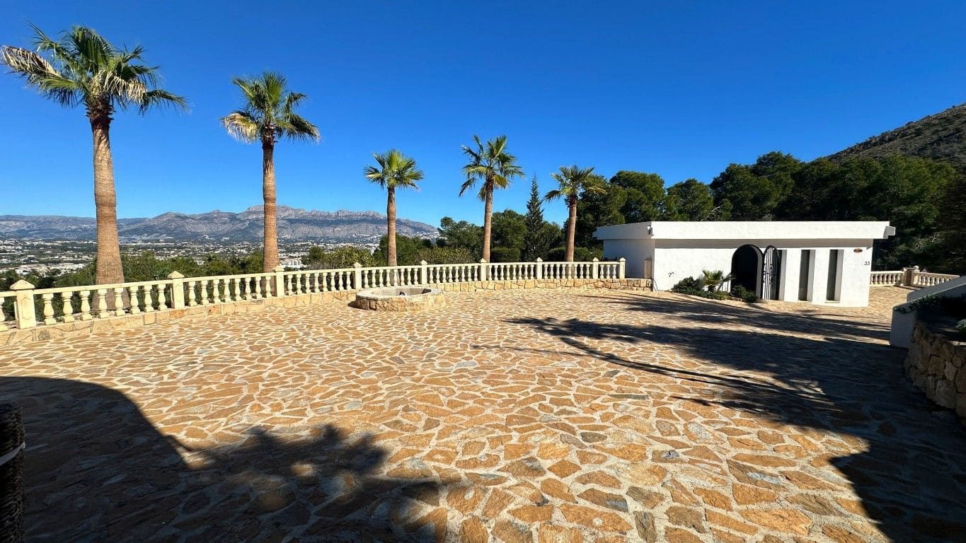 6 bedroom Villa for sale in Albir with pool - € 2,950,000 (Ref: 9803927)