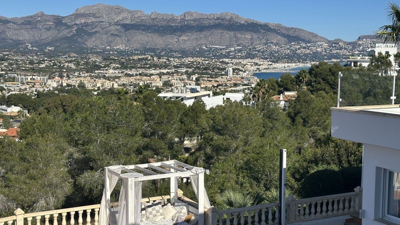 6 bedroom Villa for sale in Albir with pool - € 2,950,000 (Ref: 9803927)