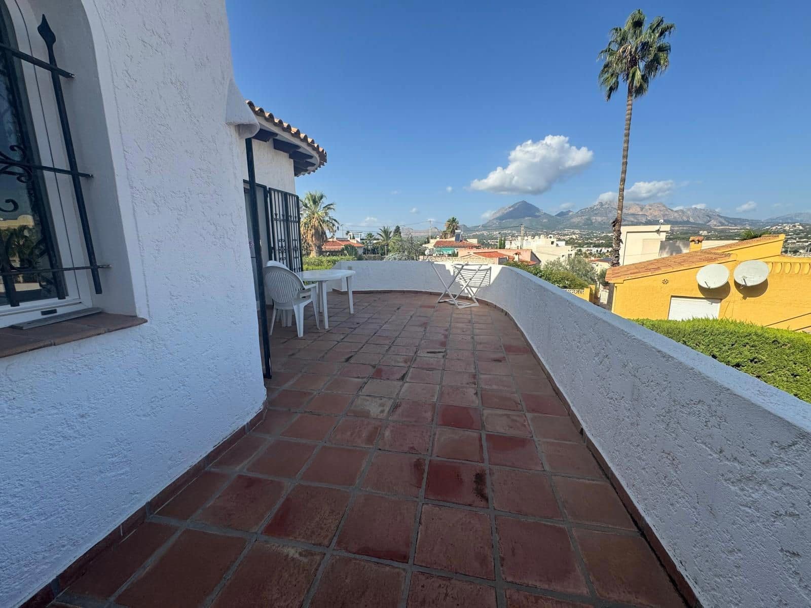 5 bedroom Villa for sale in Albir with pool garage - € 795,000 (Ref: 9806103)