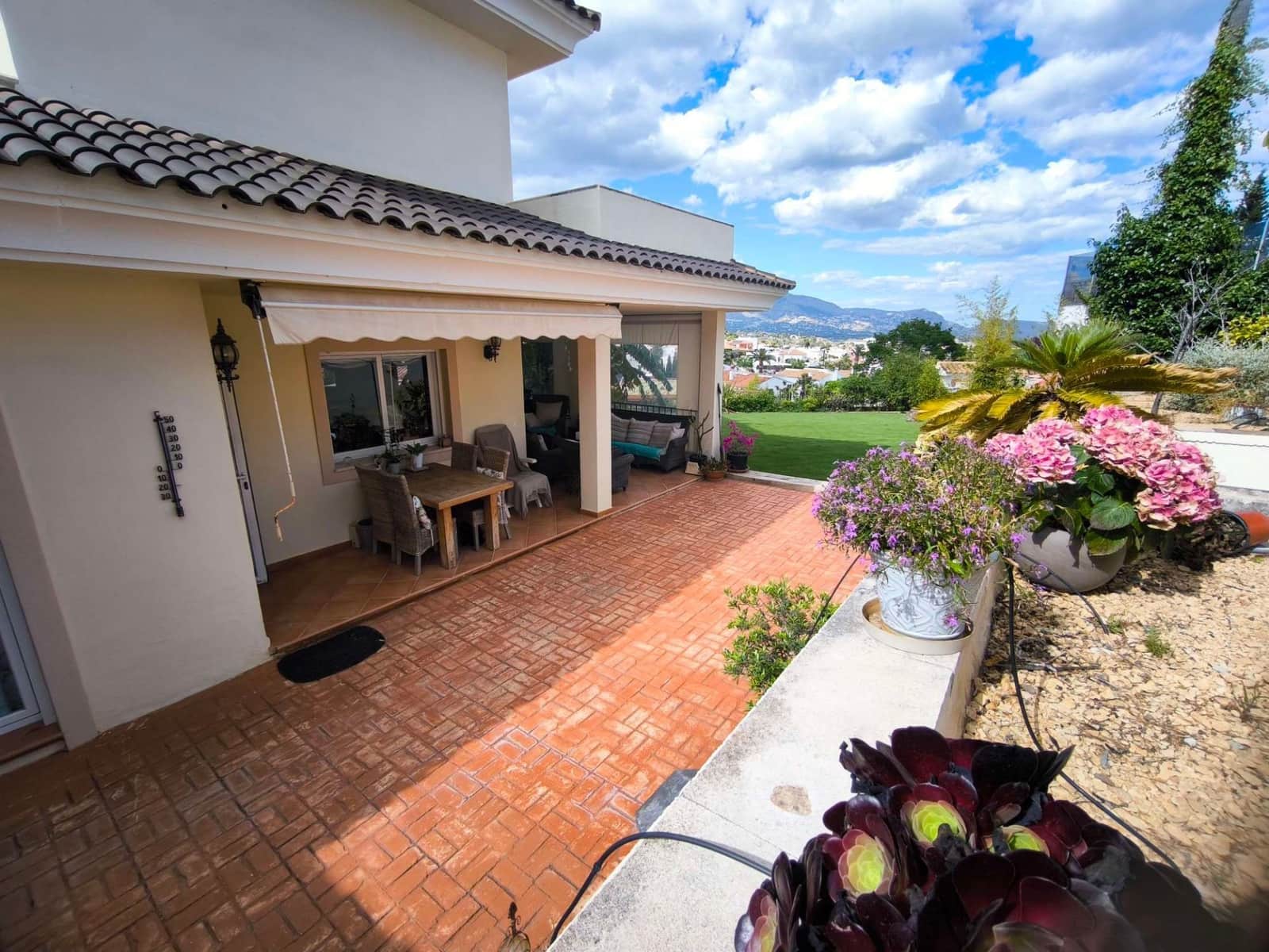 4 bedroom Villa for sale in Alfaz del Pi / L'Alfas del Pi with garage - € 600,000 (Ref: 9833264)