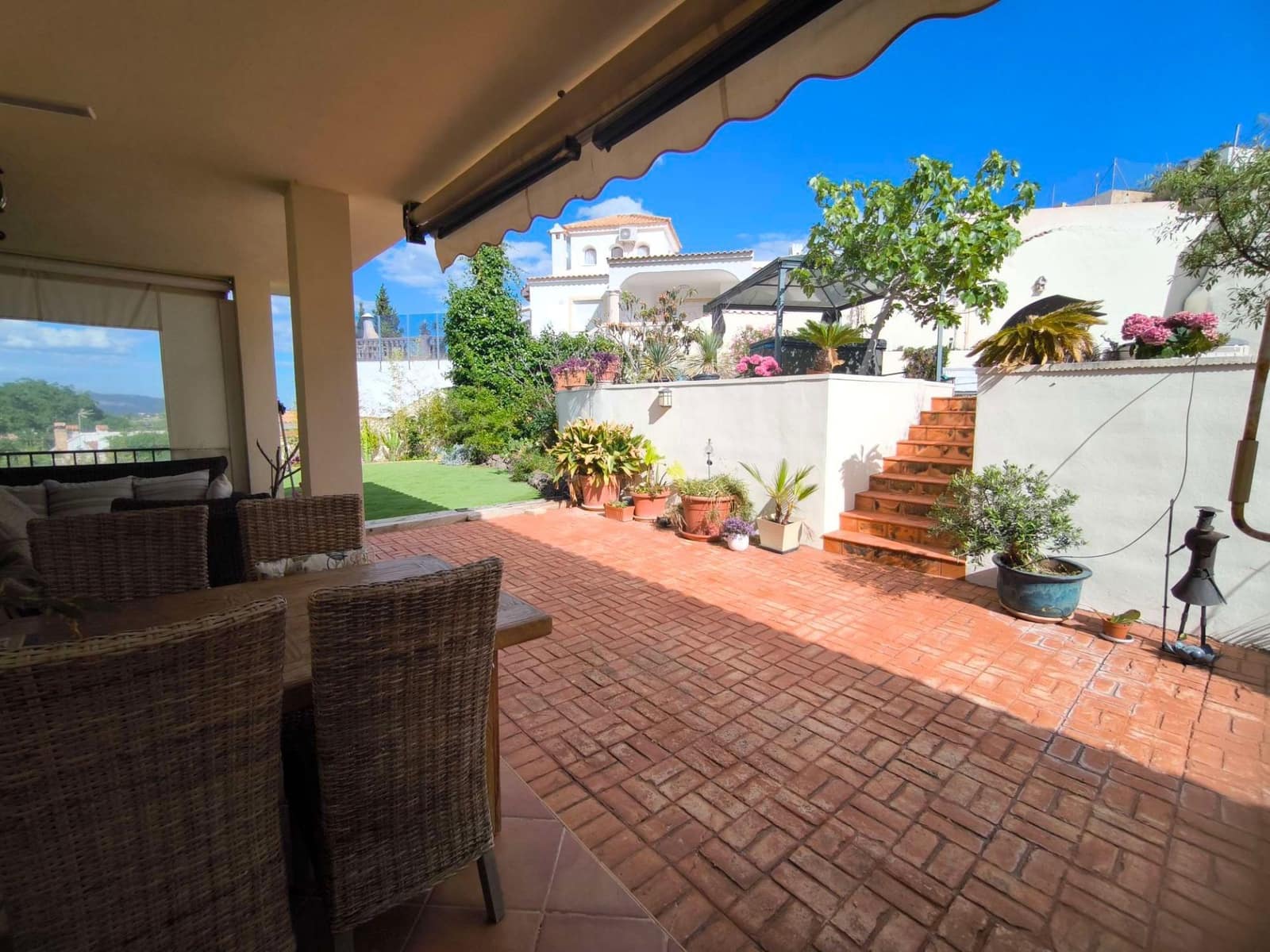 4 bedroom Villa for sale in Alfaz del Pi / L'Alfas del Pi with garage - € 600,000 (Ref: 9833264)
