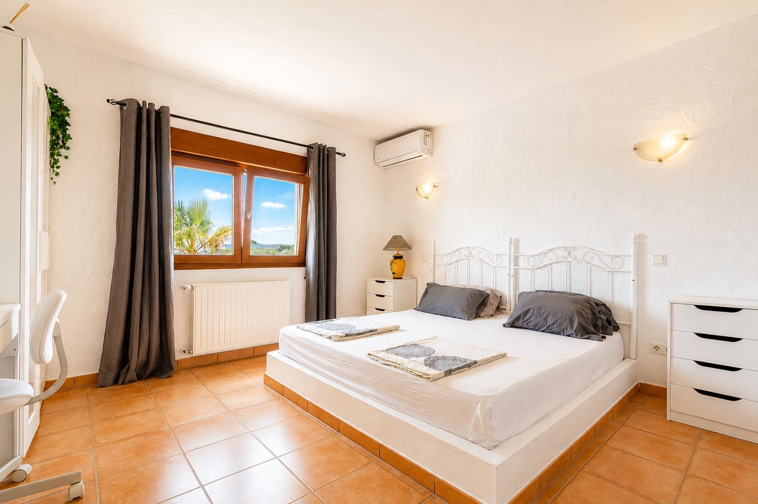 3 bedroom Villa for sale in Alfaz del Pi / L'Alfas del Pi with pool garage - € 1,295,000 (Ref: 9961990)