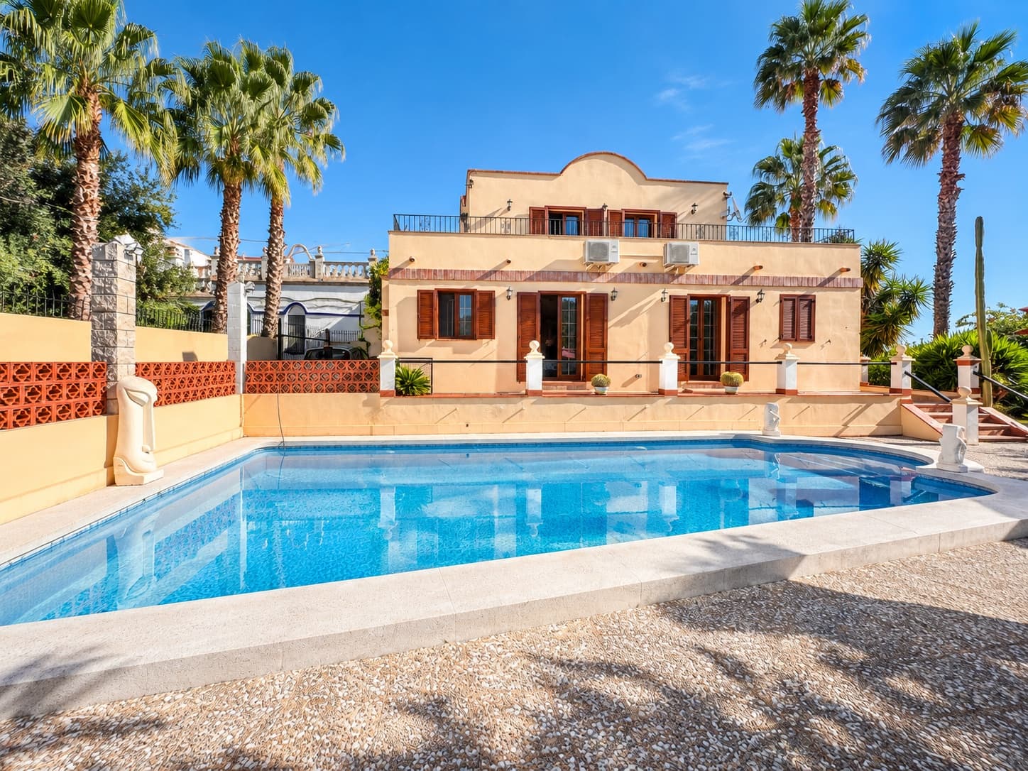 Chalet de 3 habitaciones en Oliva en venta con piscina - 450.000 € (Ref: 10075509)