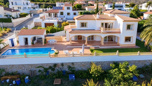 Chalet de 4 habitaciones en Beniarbeig en venta con piscina - 799.000 € (Ref: 10098206)