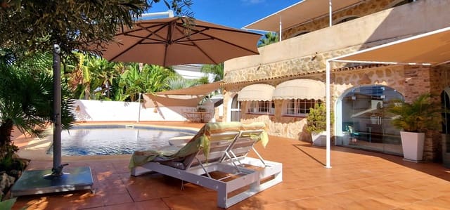 4 makuuhuone Huvila myytävänä paikassa Casco Urbano, Teulada-Moraira mukana uima-altaan 
autotalli - 1 599 000 € (Ref: 10124298)