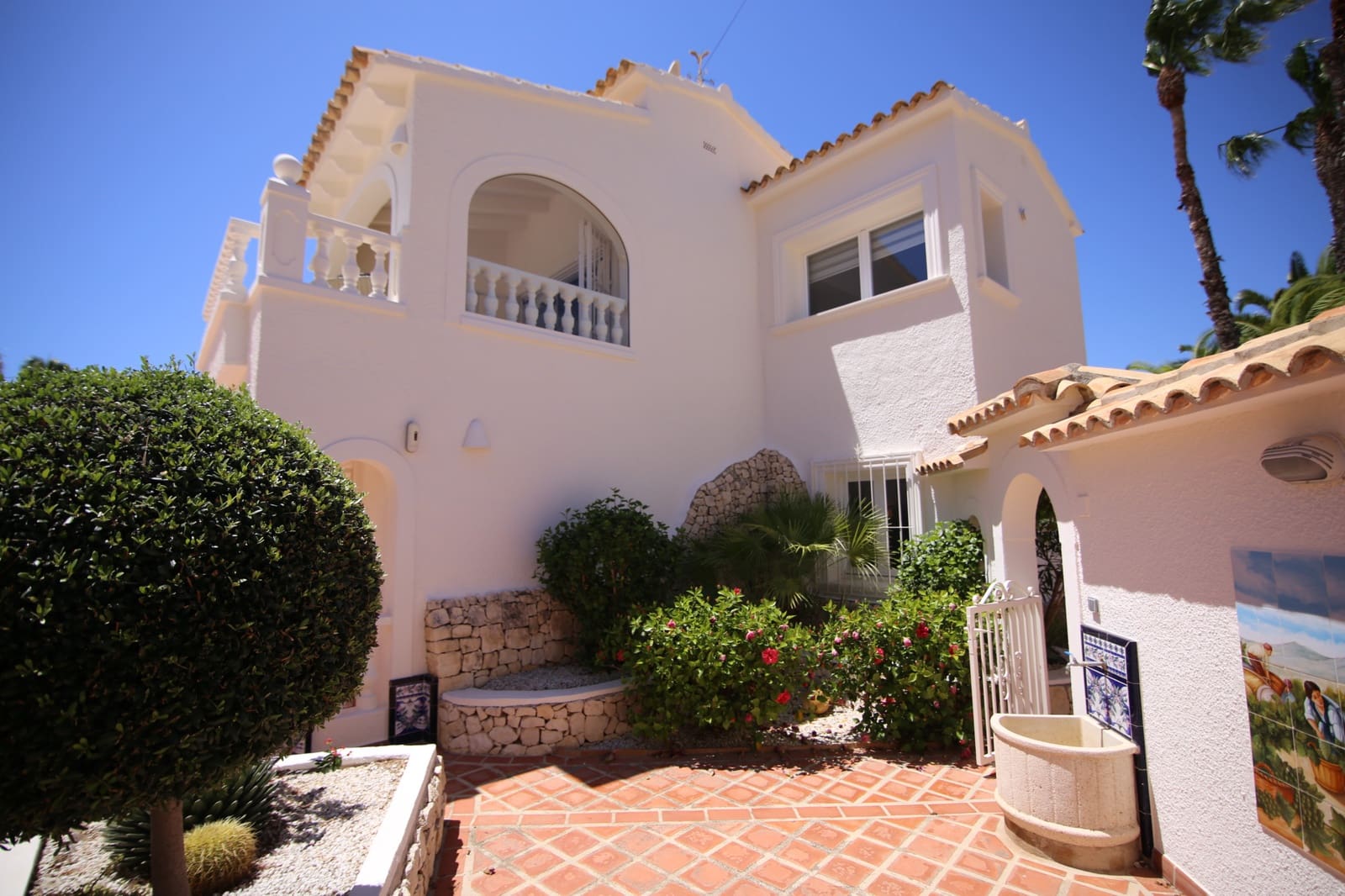 4 bedroom Villa for sale in Moraira with pool - € 1,199,000 (Ref: 8475518)