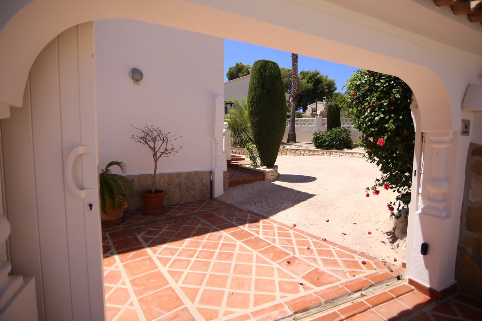 4 bedroom Villa for sale in Moraira with pool - € 1,199,000 (Ref: 8475518)