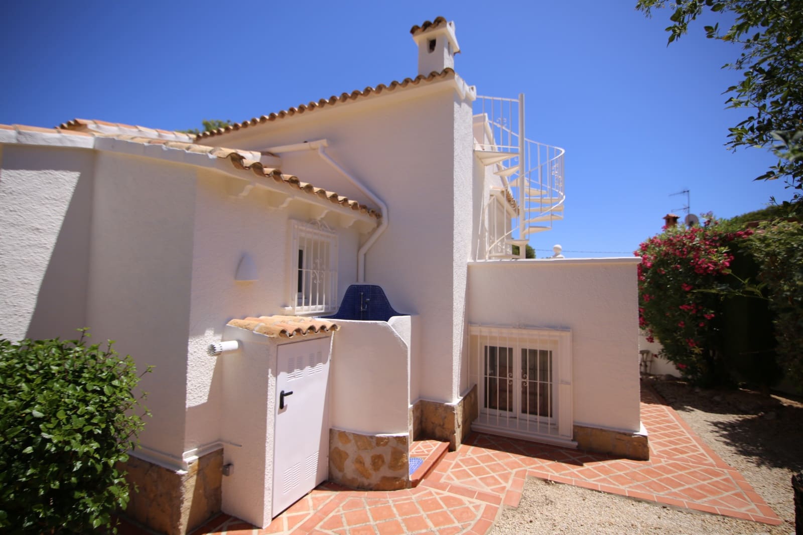 4 bedroom Villa for sale in Moraira with pool - € 1,199,000 (Ref: 8475518)