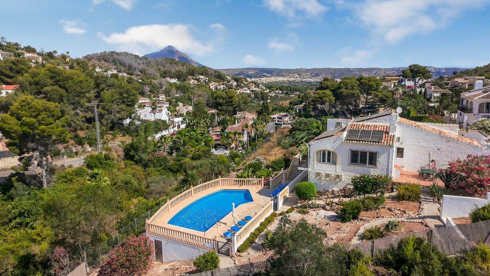 Chalet de 4 habitaciones en Javea / Xàbia en venta con piscina - 750.000 € (Ref: 9111811)