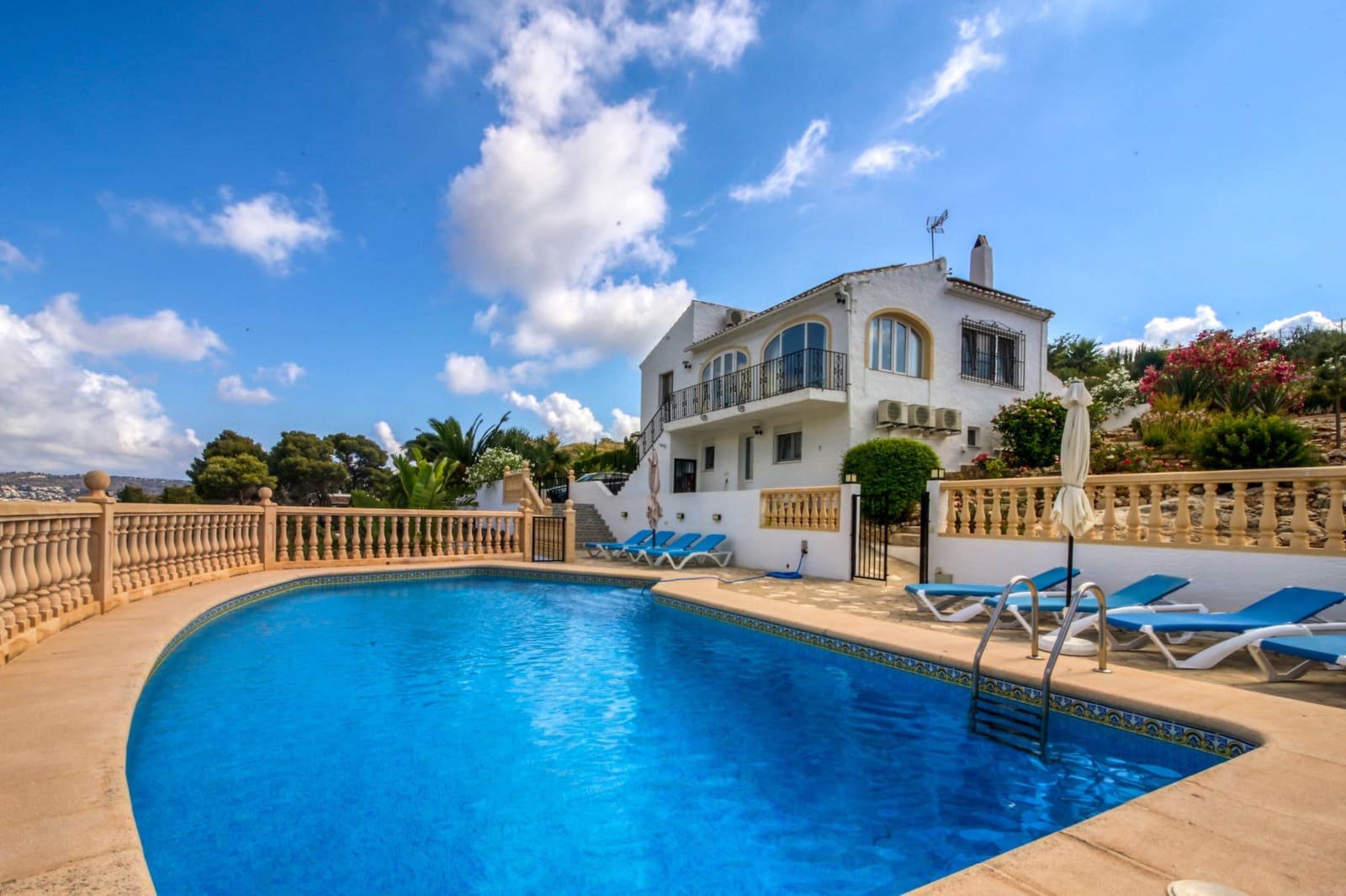 Chalet de 4 habitaciones en Javea / Xàbia en venta con piscina - 750.000 € (Ref: 9111811)