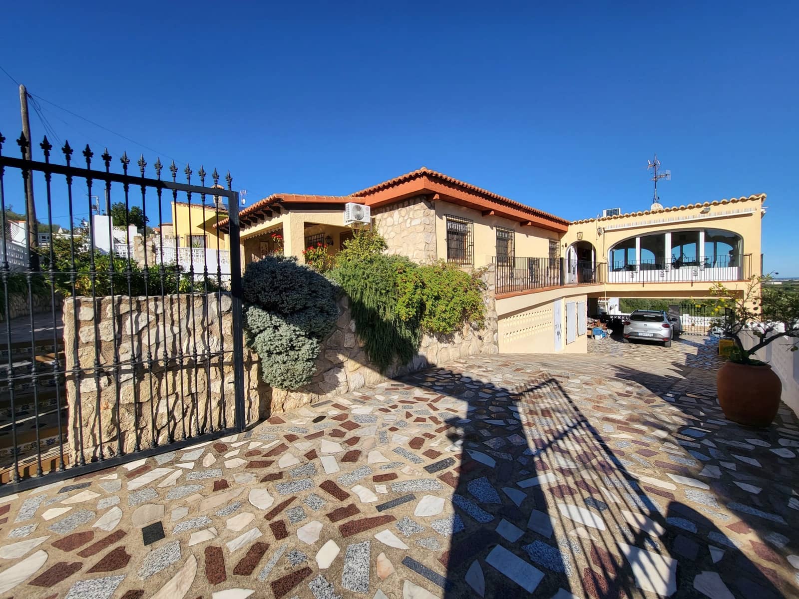 5 bedroom Villa for sale in Potries with pool - € 440,000 (Ref: 9430995)