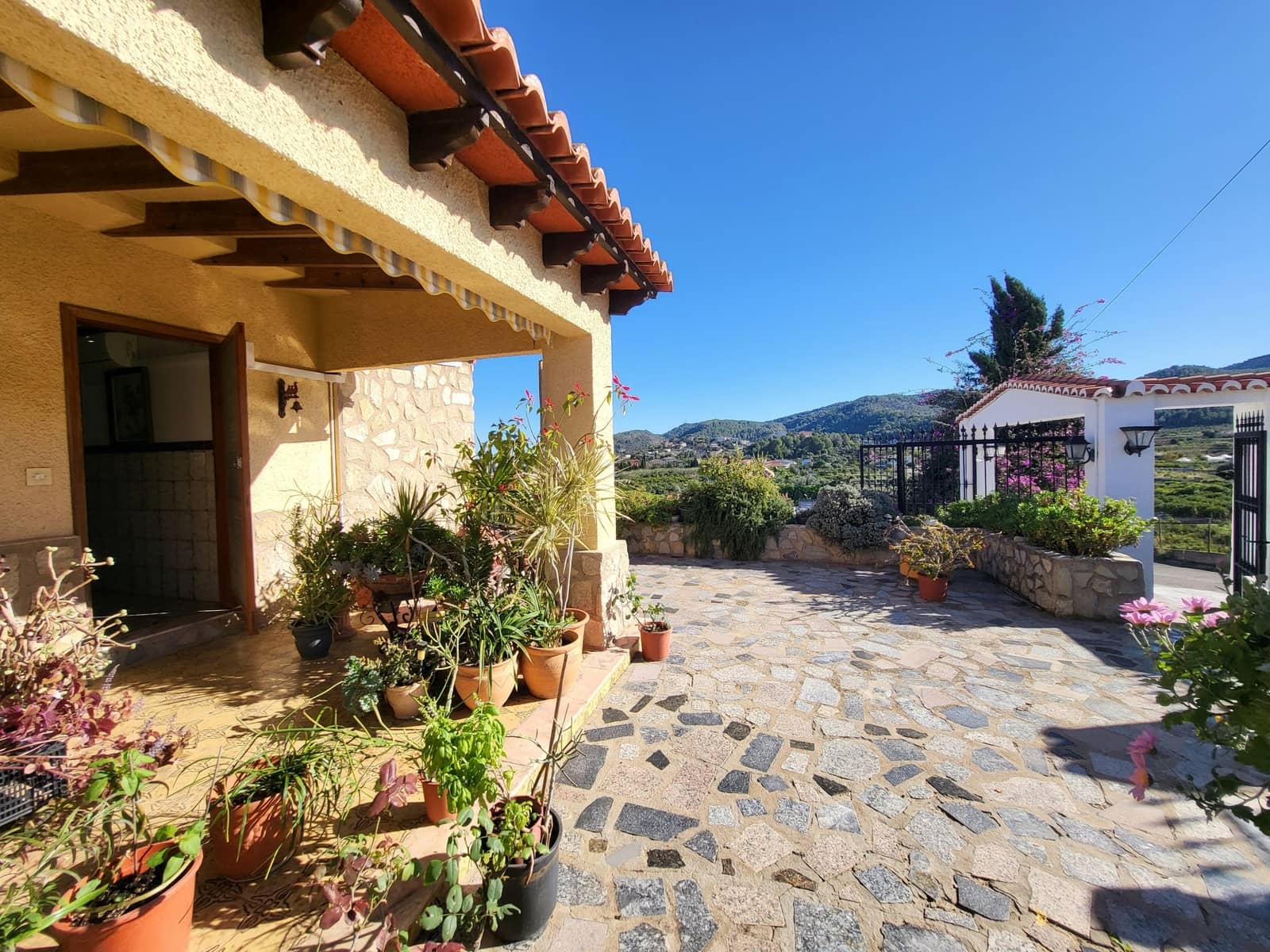 5 bedroom Villa for sale in Potries with pool - € 440,000 (Ref: 9430995)