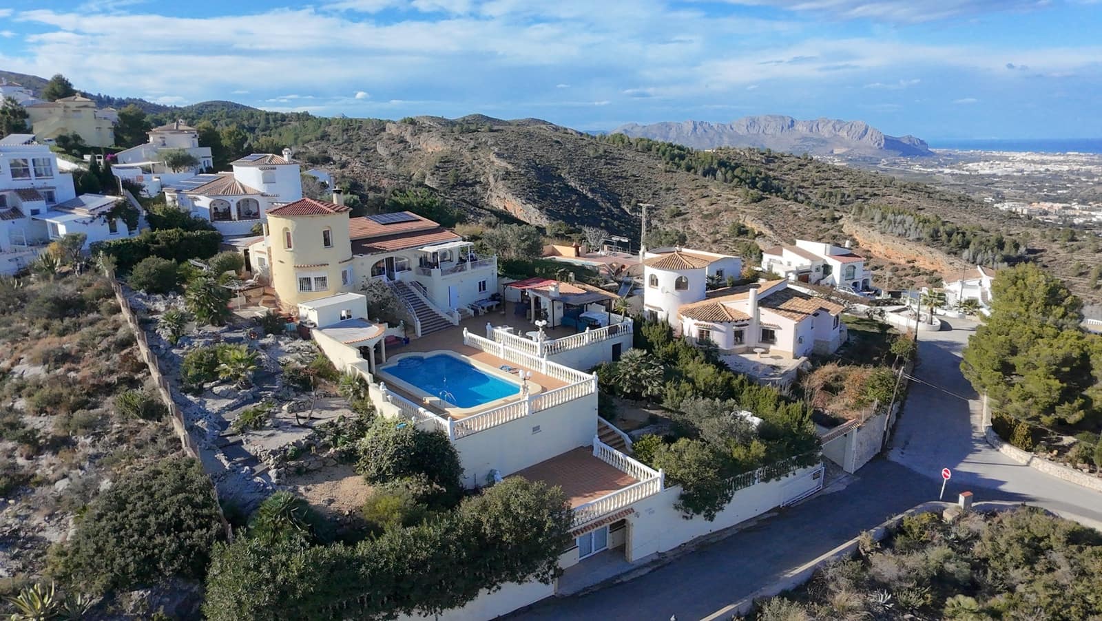 5 bedroom Villa for sale in Monte Pedreguer with pool - € 595,000 (Ref: 9440003)