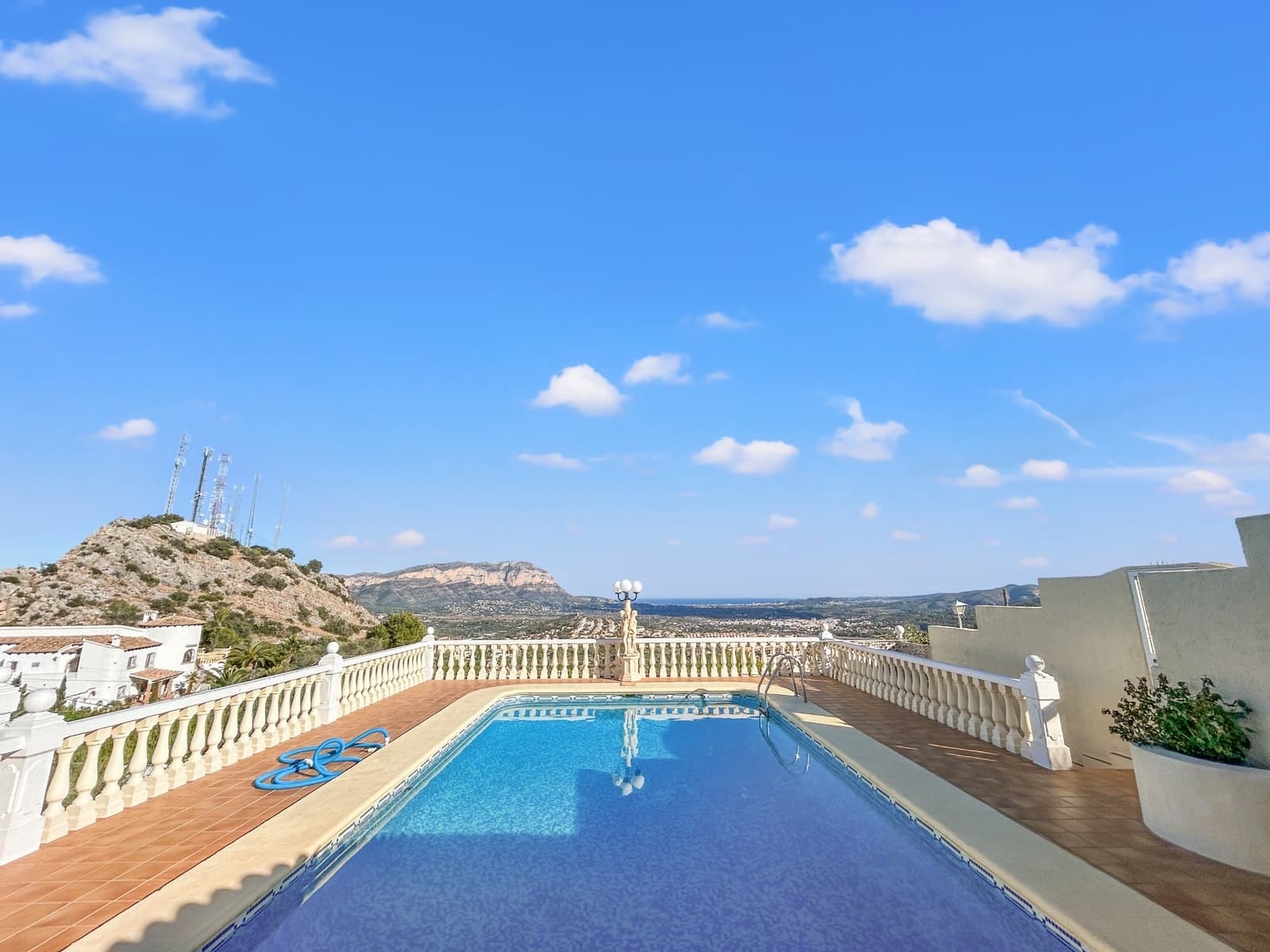 5 bedroom Villa for sale in Monte Pedreguer with pool - € 595,000 (Ref: 9440003)