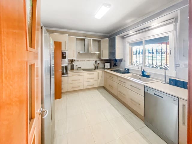 5 sovrum Villa till salu i Orba med pool - 499 000 € (Ref: 9535795)