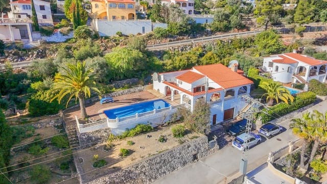 4 soveværelse Villa til salg i Orba med swimmingpool - € 459.000 (Ref: 9561643)