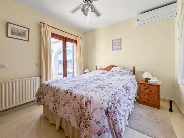 4 soveværelse Villa til salg i Orba med swimmingpool - € 459.000 (Ref: 9561643)