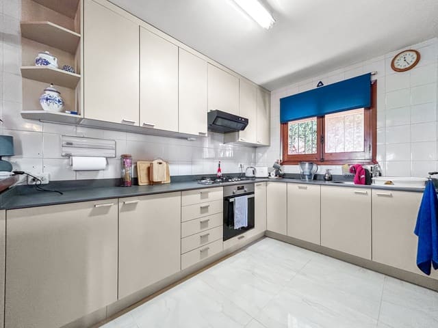 4 soveværelse Villa til salg i Orba med swimmingpool - € 459.000 (Ref: 9561643)