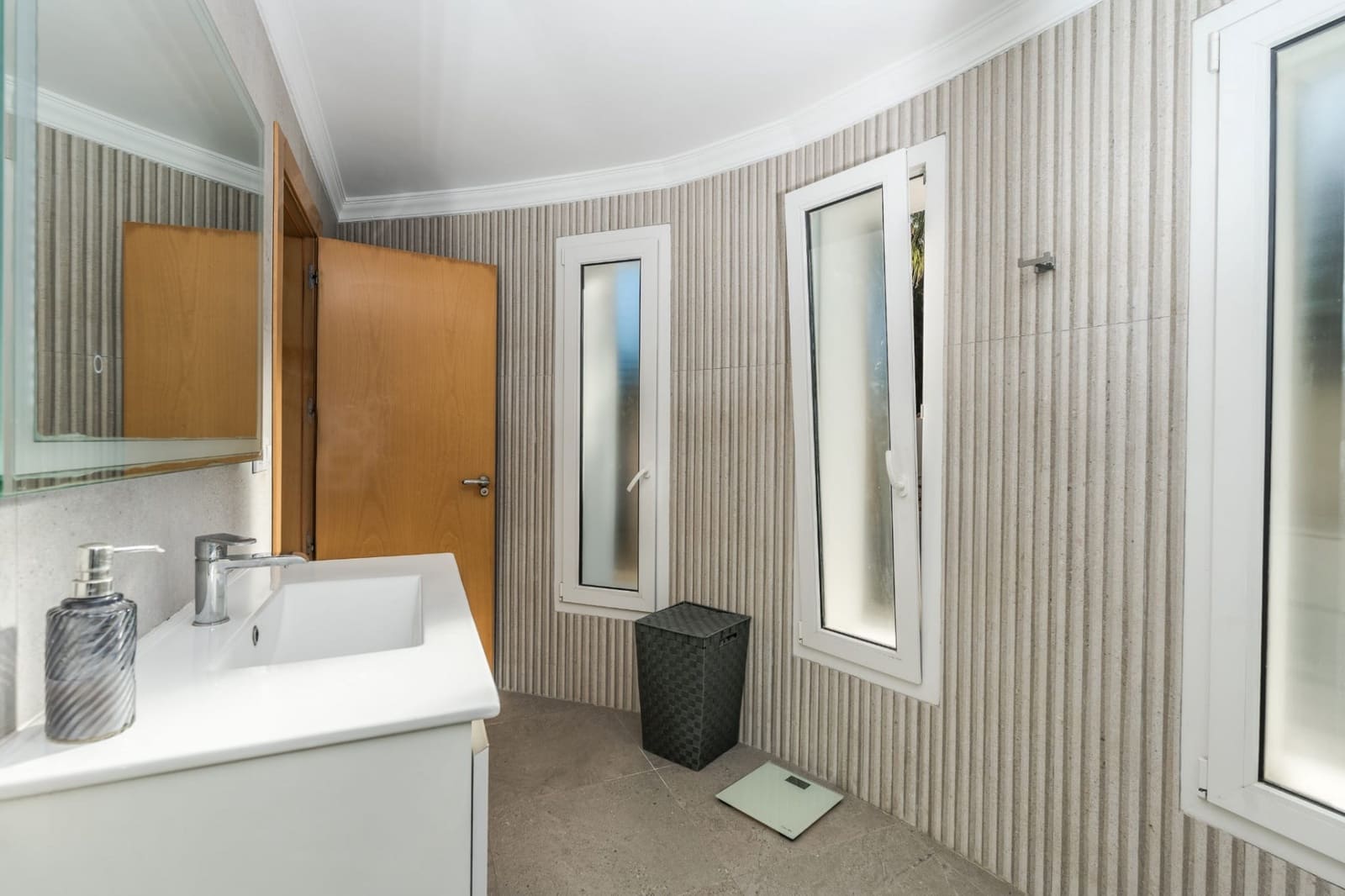 4 soveværelse Villa til salg i Ambolo med swimmingpool - € 750.000 (Ref: 9599445)