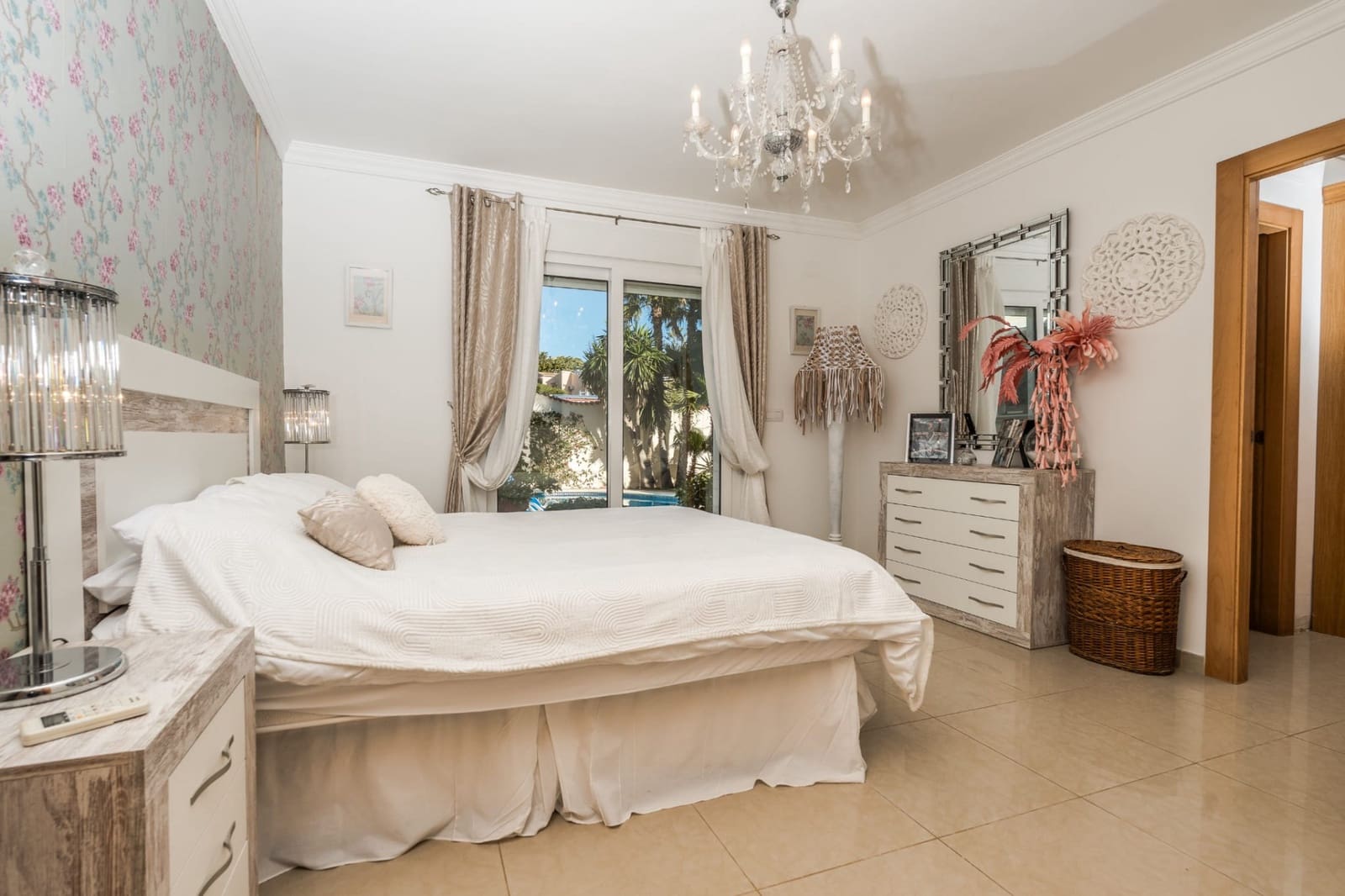 4 soveværelse Villa til salg i Ambolo med swimmingpool - € 750.000 (Ref: 9599445)