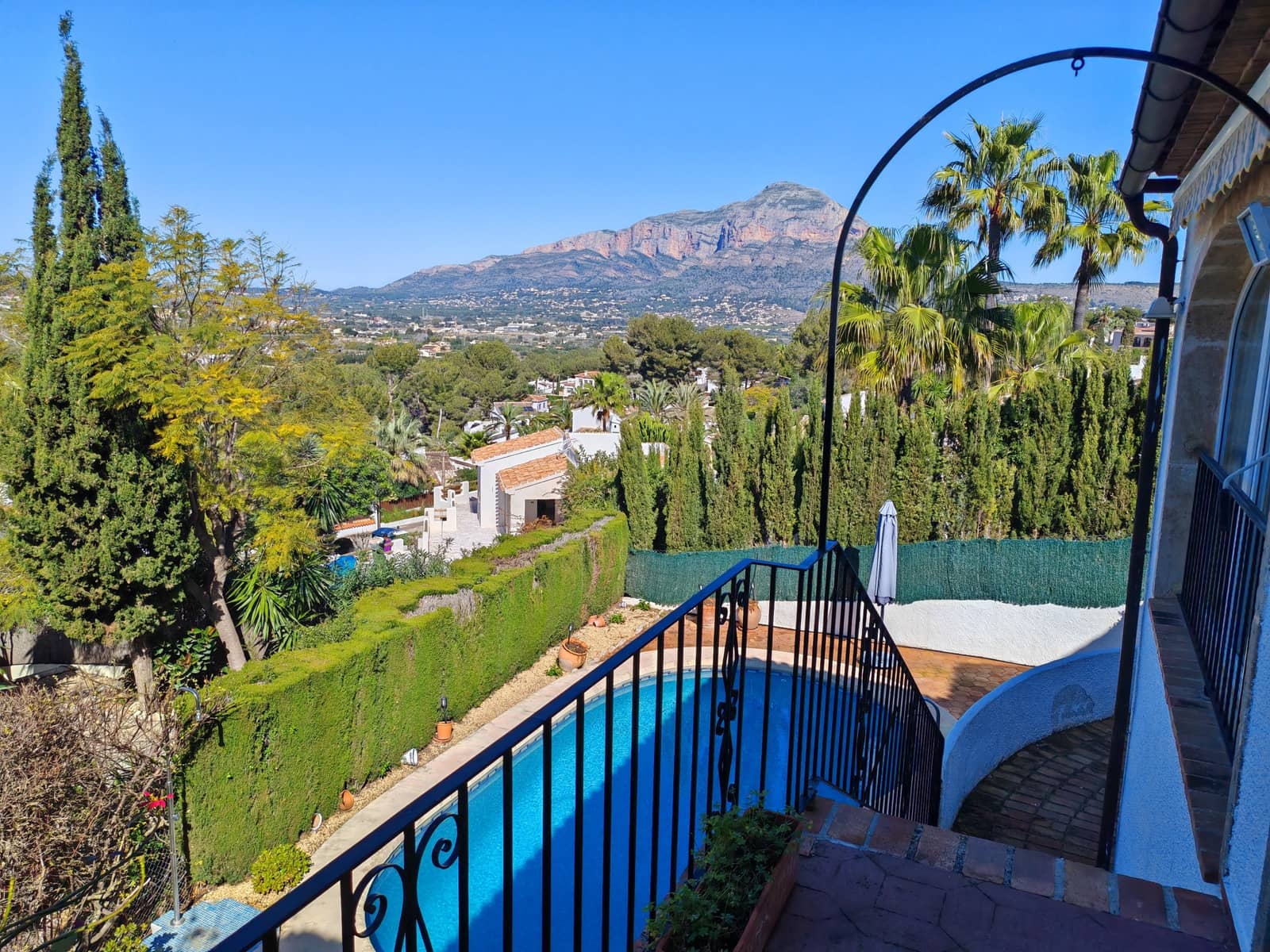 4 soveværelse Semi-Rækkehus til salg i Javea / Xabia med swimmingpool - € 560.000 (Ref: 9674096)