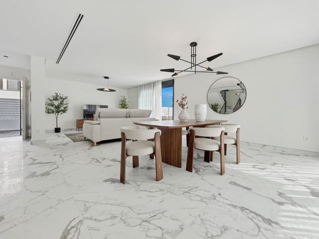 Chalet de 3 habitaciones en Centro Urbano, Dénia en venta con piscina - 675.000 € (Ref: 9679749)