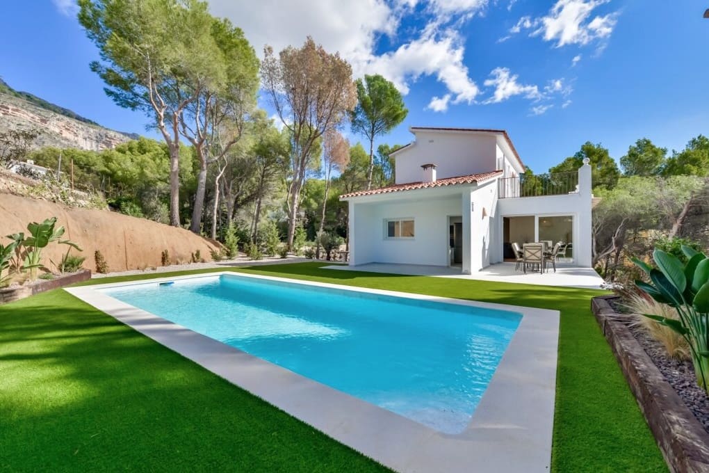 3 bedroom Villa for sale in Altea with pool - € 649,000 (Ref: 9761901)