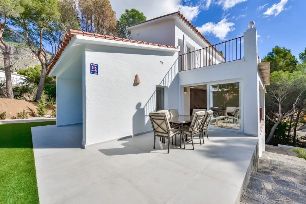 3 bedroom Villa for sale in Altea with pool - € 649,000 (Ref: 9761901)