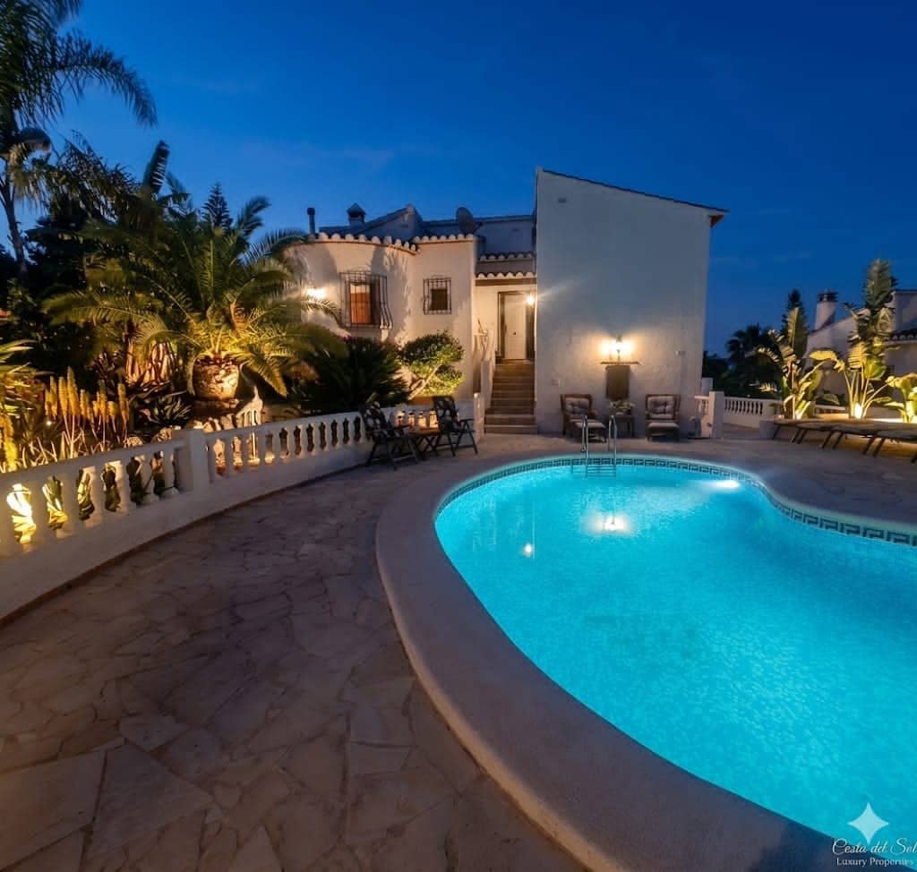 4 bedroom Villa for sale in Oliva with pool - € 440,000 (Ref: 9808088)