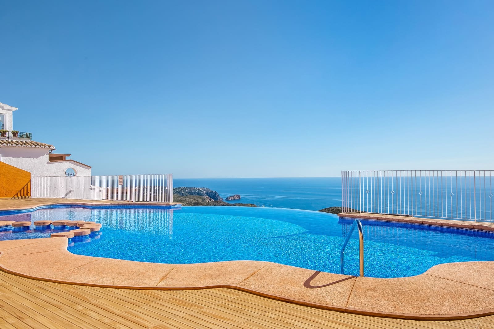 2 bedroom Apartment for sale in Benitachell / Benitatxell with pool - € 265,000 (Ref: 9817996)