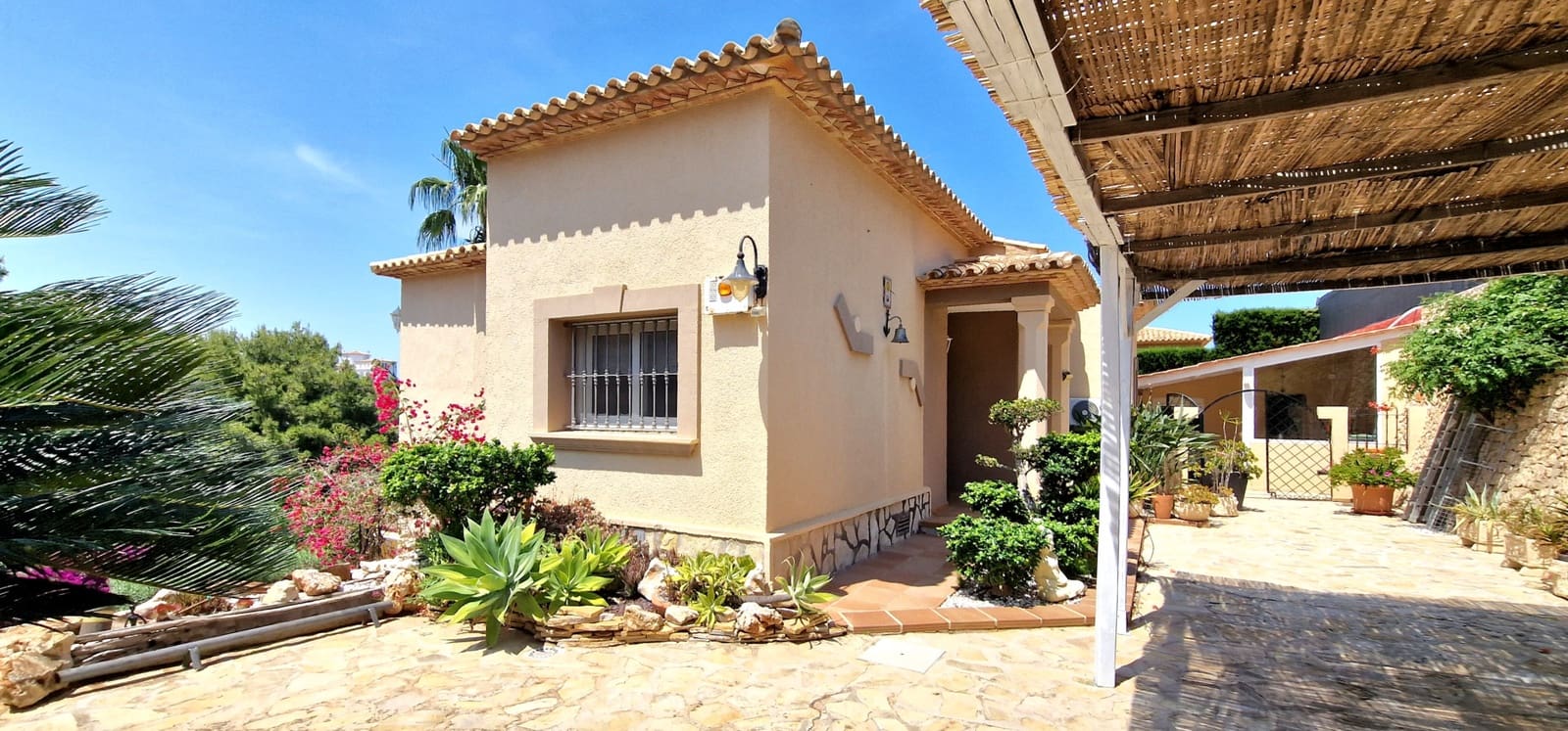 Chalet de 7 habitaciones en Dénia en venta con piscina - 840.000 € (Ref: 9859906)