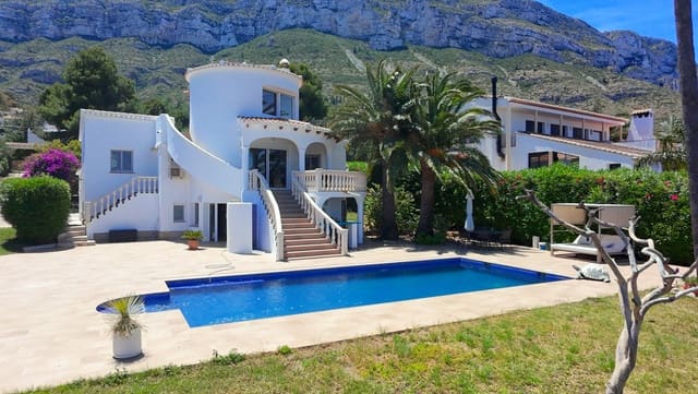 Chalet de 4 habitaciones en Centro Urbano, Dénia en venta con piscina - 895.000 € (Ref: 9861800)
