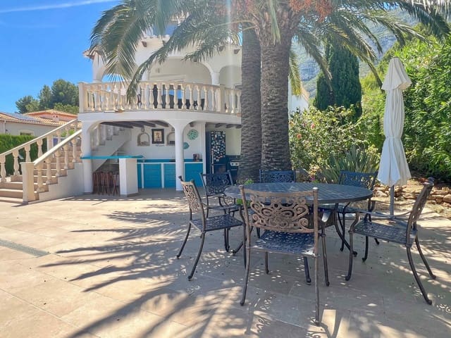 Chalet de 4 habitaciones en Centro Urbano, Dénia en venta con piscina - 895.000 € (Ref: 9861800)