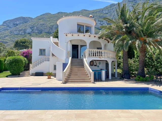 Chalet de 4 habitaciones en Centro Urbano, Dénia en venta con piscina - 895.000 € (Ref: 9861800)