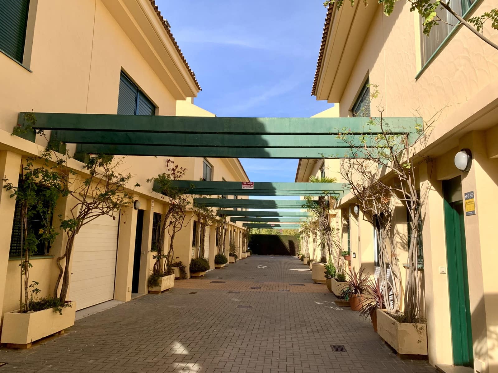 4 bedroom Townhouse for sale in Arenal with pool - € 575,000 (Ref: 9865092)