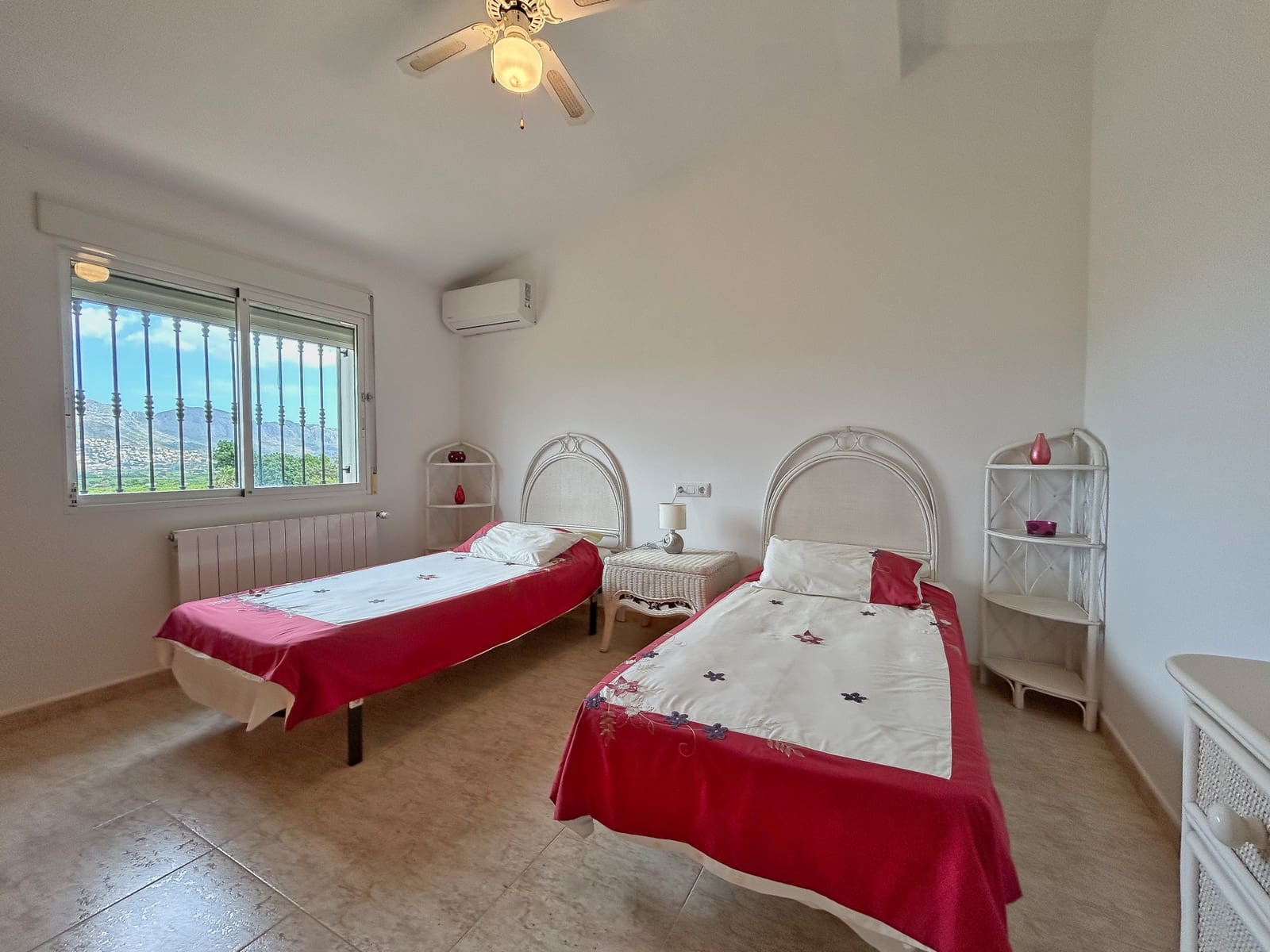 4 bedroom Villa for sale in Benidoleig with pool - € 575,000 (Ref: 9878443)