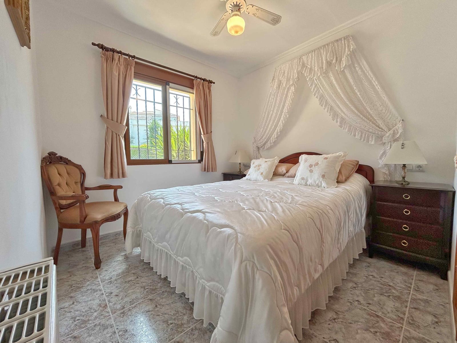 5 bedroom Villa for sale in Rafol de Almunia with pool - € 550,000 (Ref: 9927077)