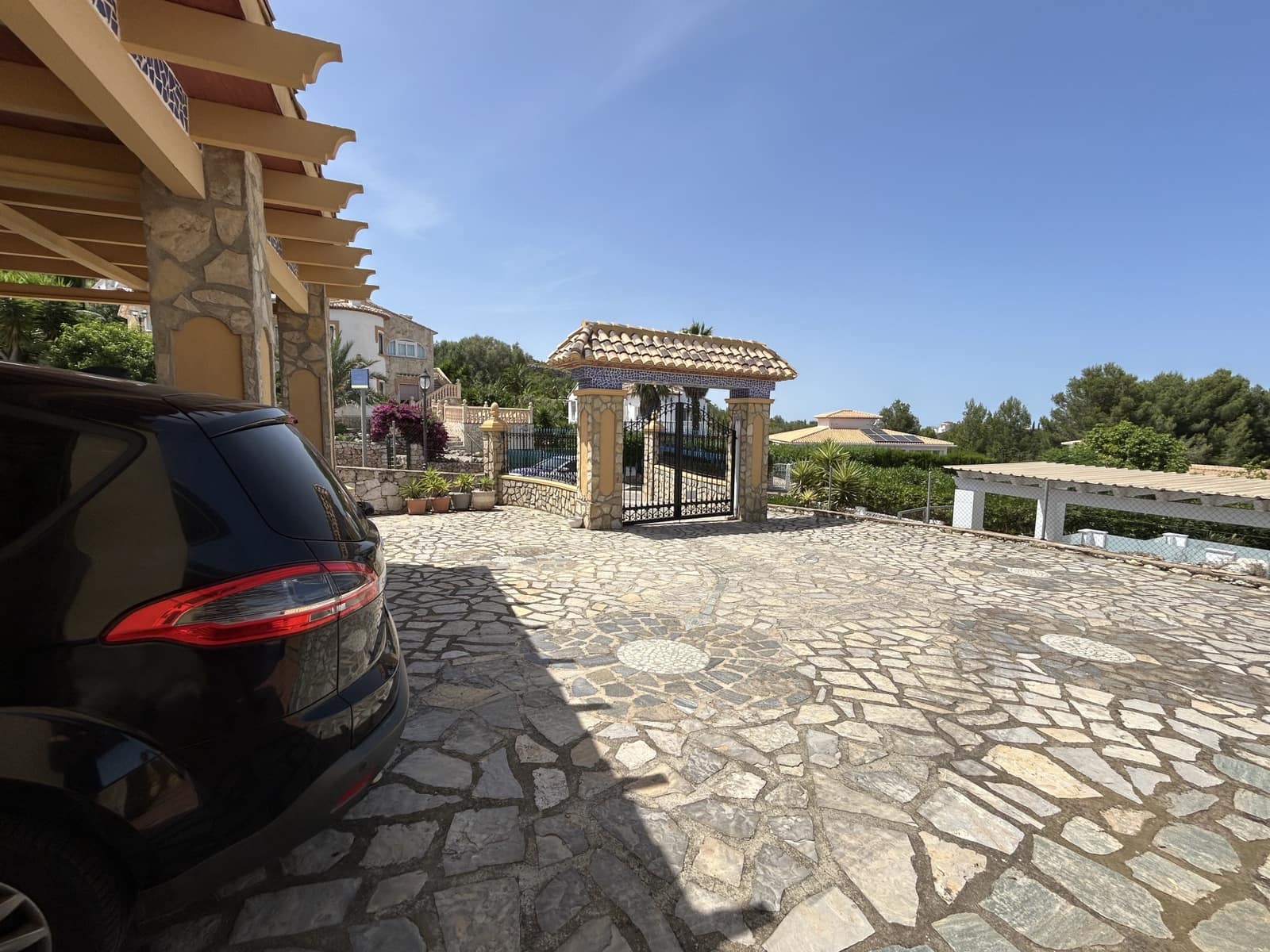 5 bedroom Villa for sale in Rafol de Almunia with pool - € 550,000 (Ref: 9927077)