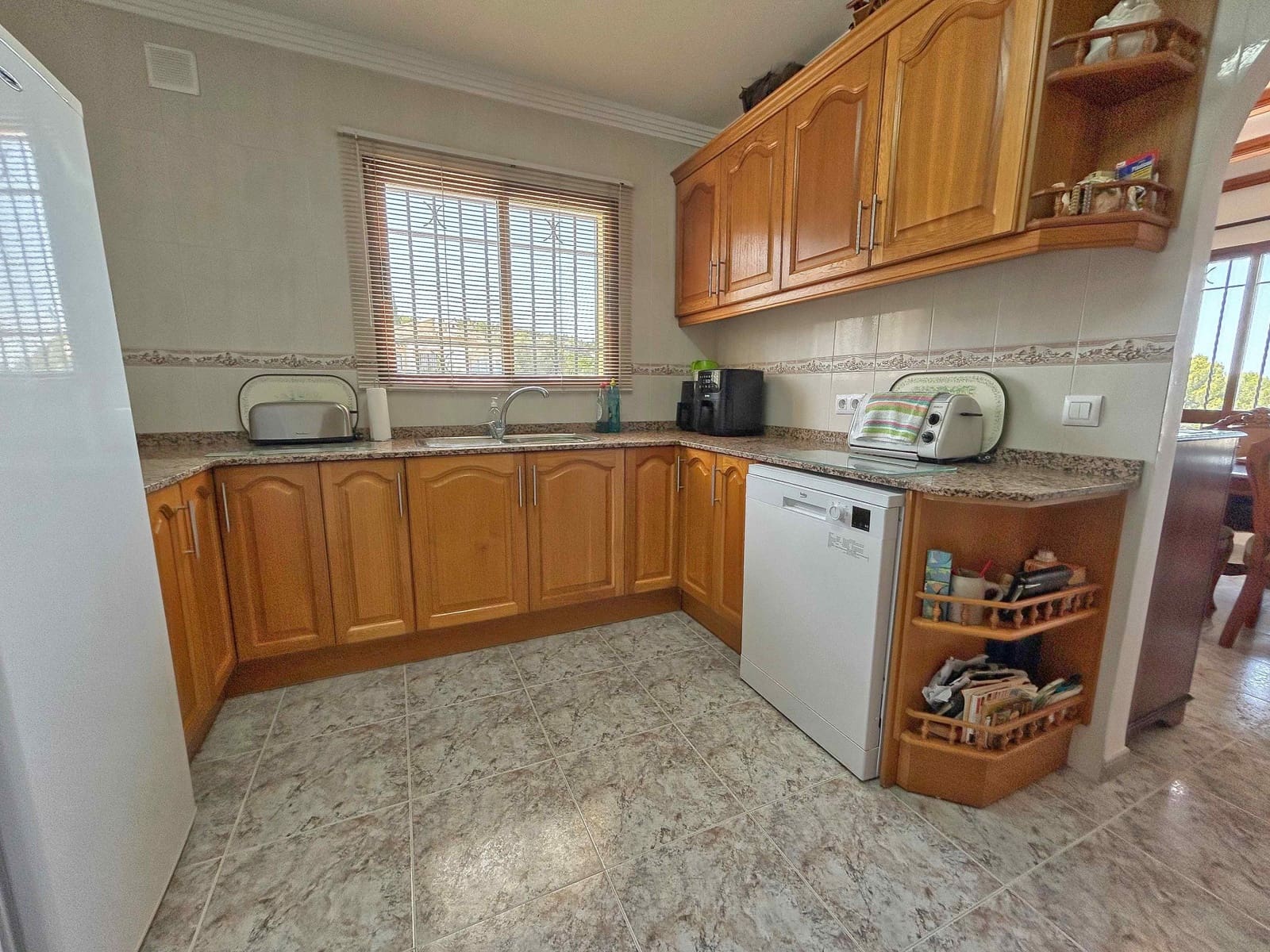 5 bedroom Villa for sale in Rafol de Almunia with pool - € 550,000 (Ref: 9927077)