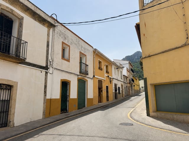 4 soveværelse Byhus til salg i Sagra - € 185.000 (Ref: 9973051)