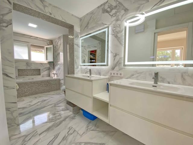 2 soverom Villa til salgs i Centro Urbano, Dénia med svømmebasseng - € 679 000 (Ref: 9993969)