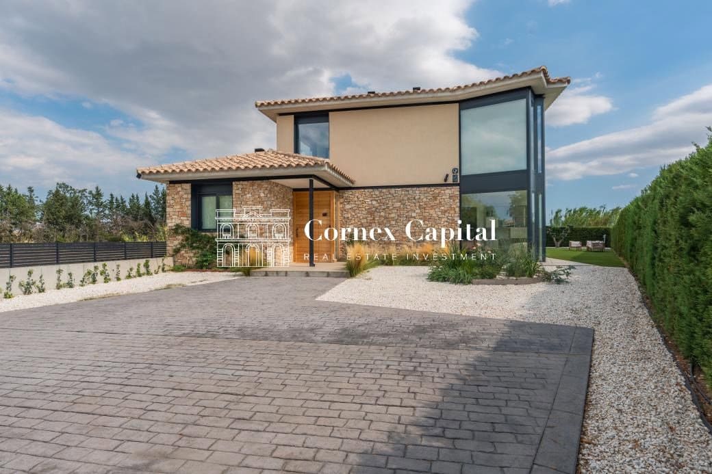 Chalet de 4 habitaciones en Navata en venta con piscina garaje - 1.460.000 € (Ref: 10044743)