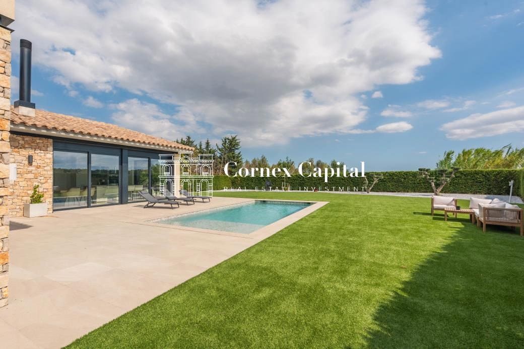 Chalet de 4 habitaciones en Navata en venta con piscina garaje - 1.460.000 € (Ref: 10044743)