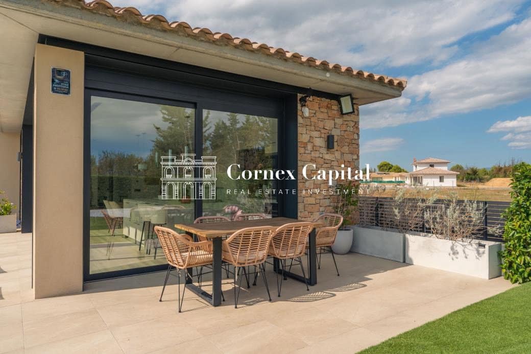 Chalet de 4 habitaciones en Navata en venta con piscina garaje - 1.460.000 € (Ref: 10044743)