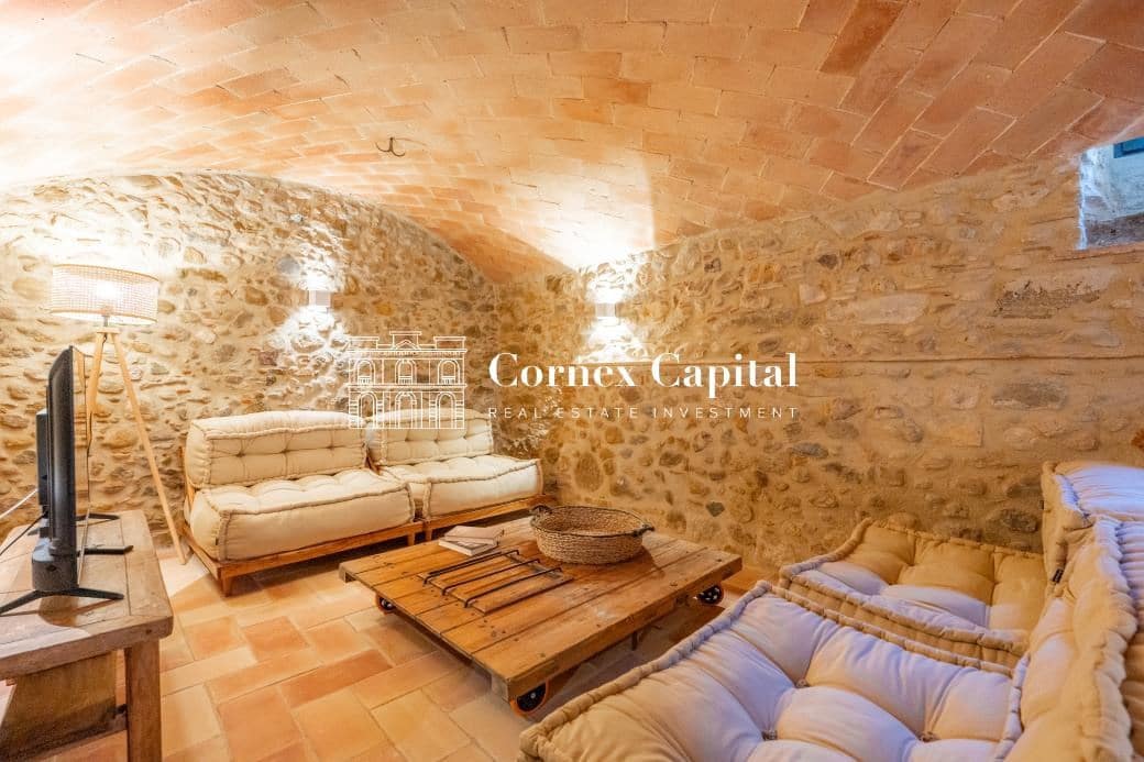 3 soveværelse Byhus til salg i Castell d'Emporda med swimmingpool - € 765.000 (Ref: 9215086)