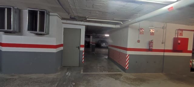 Garage til salg i El Poblenou, Barcelona by - € 14.000 (Ref: 9555272)
