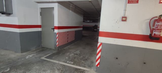 Garage til salg i El Poblenou, Barcelona by - € 14.000 (Ref: 9555272)