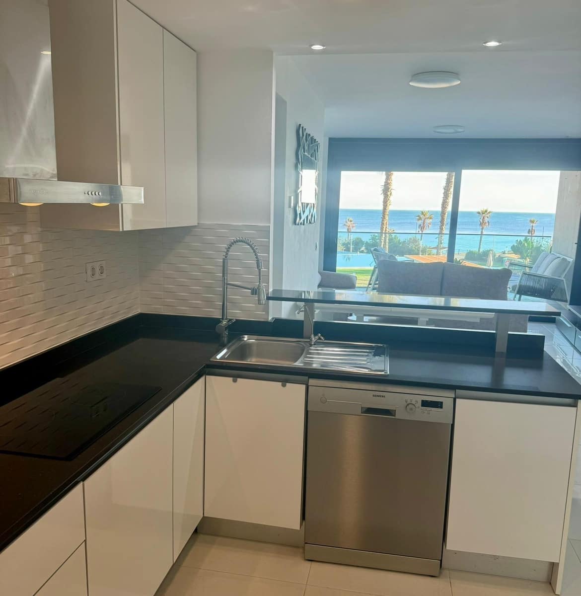 2 bedroom Beach Apartment for sale in Torrevieja - € 298,000 (Ref: 9256637)